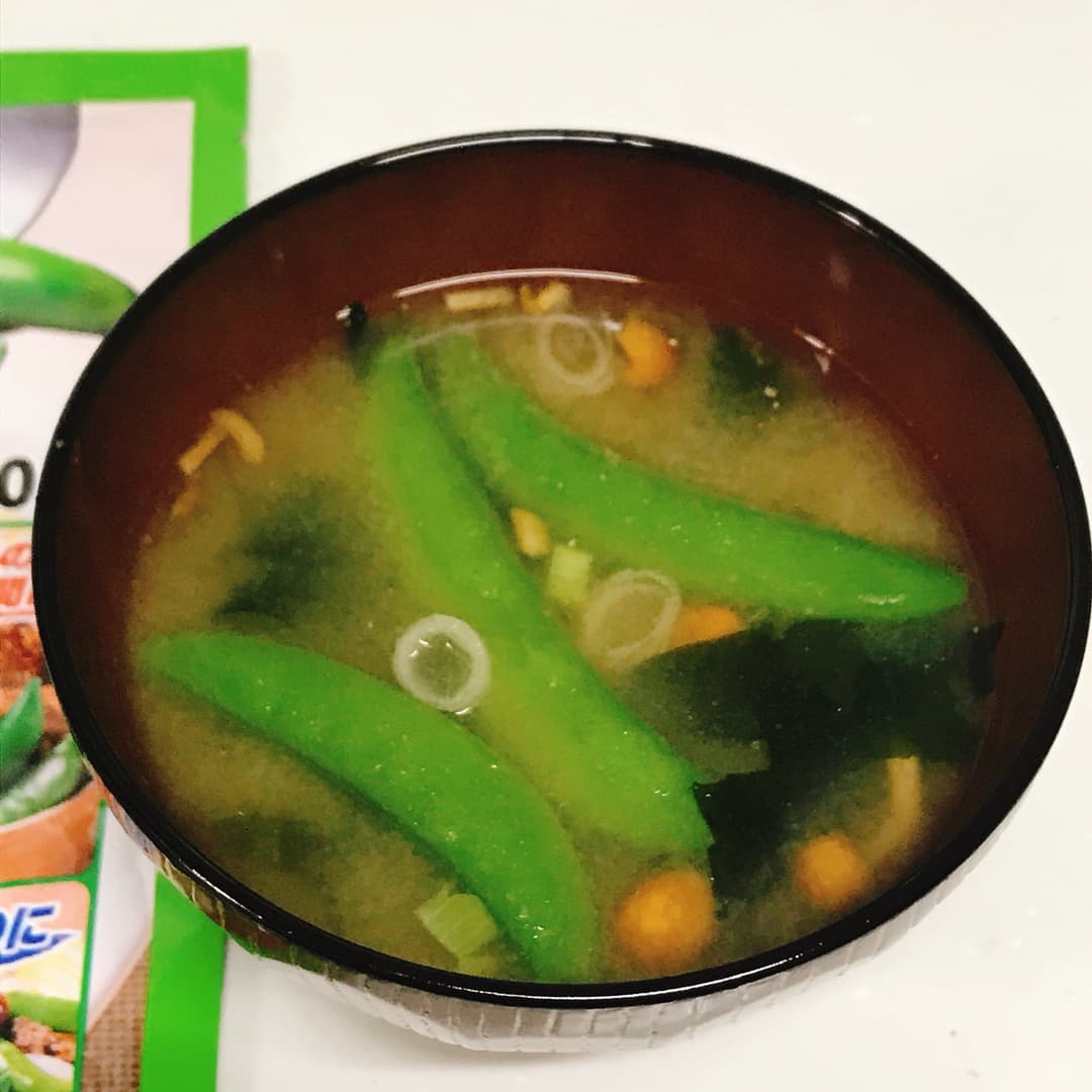レンジで作るスナップえんどうのお味噌汁の完成写真