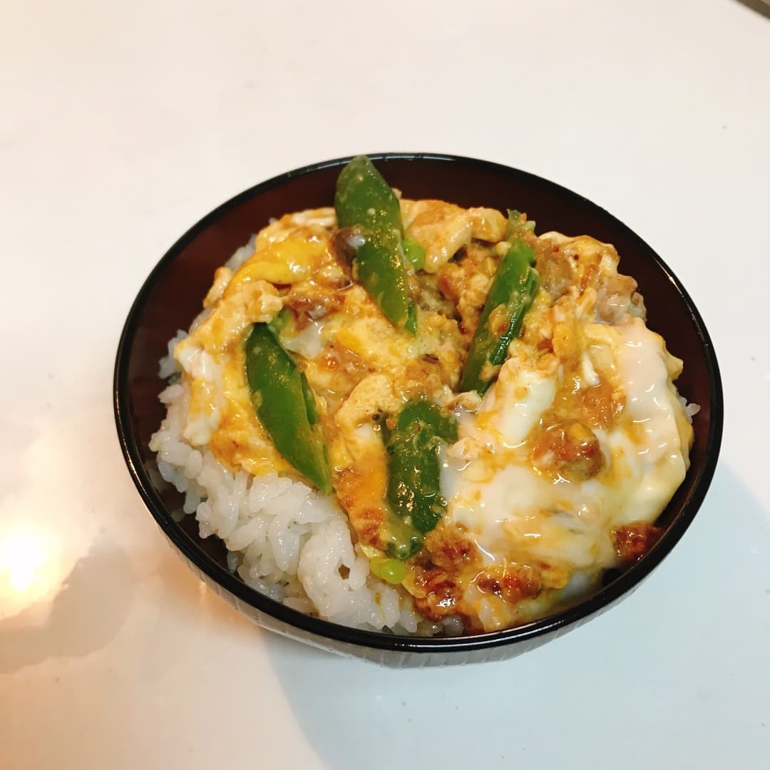 肉そぼろとスナップえんどうの卵とじ丼の完成写真