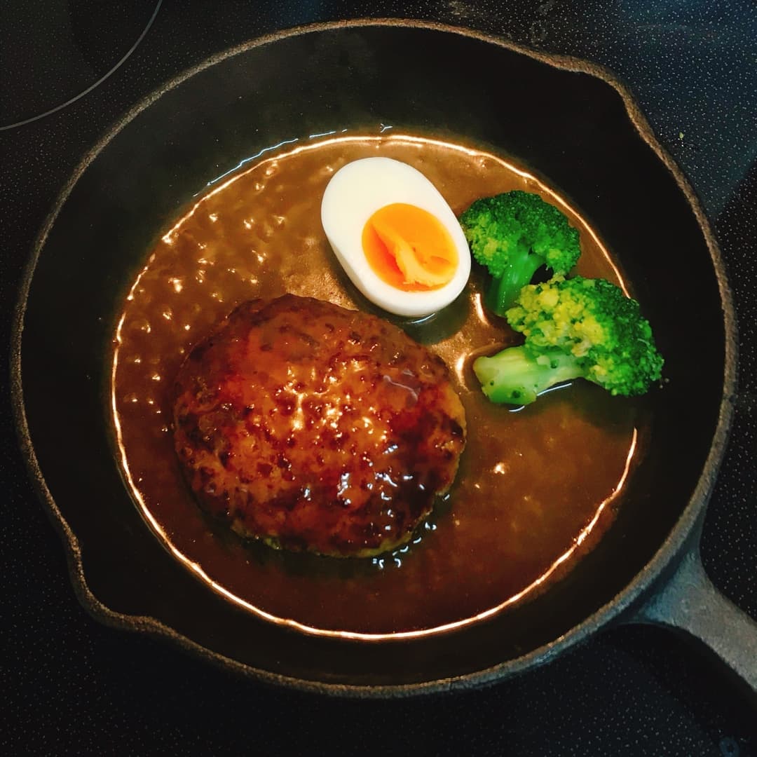ふっくらジューシーなカレーハンバーグの完成写真