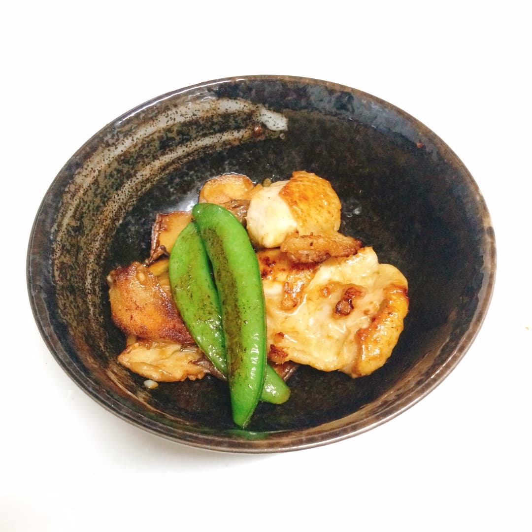 にんにく醤油で炒めた鶏とスナップえんどうの完成写真