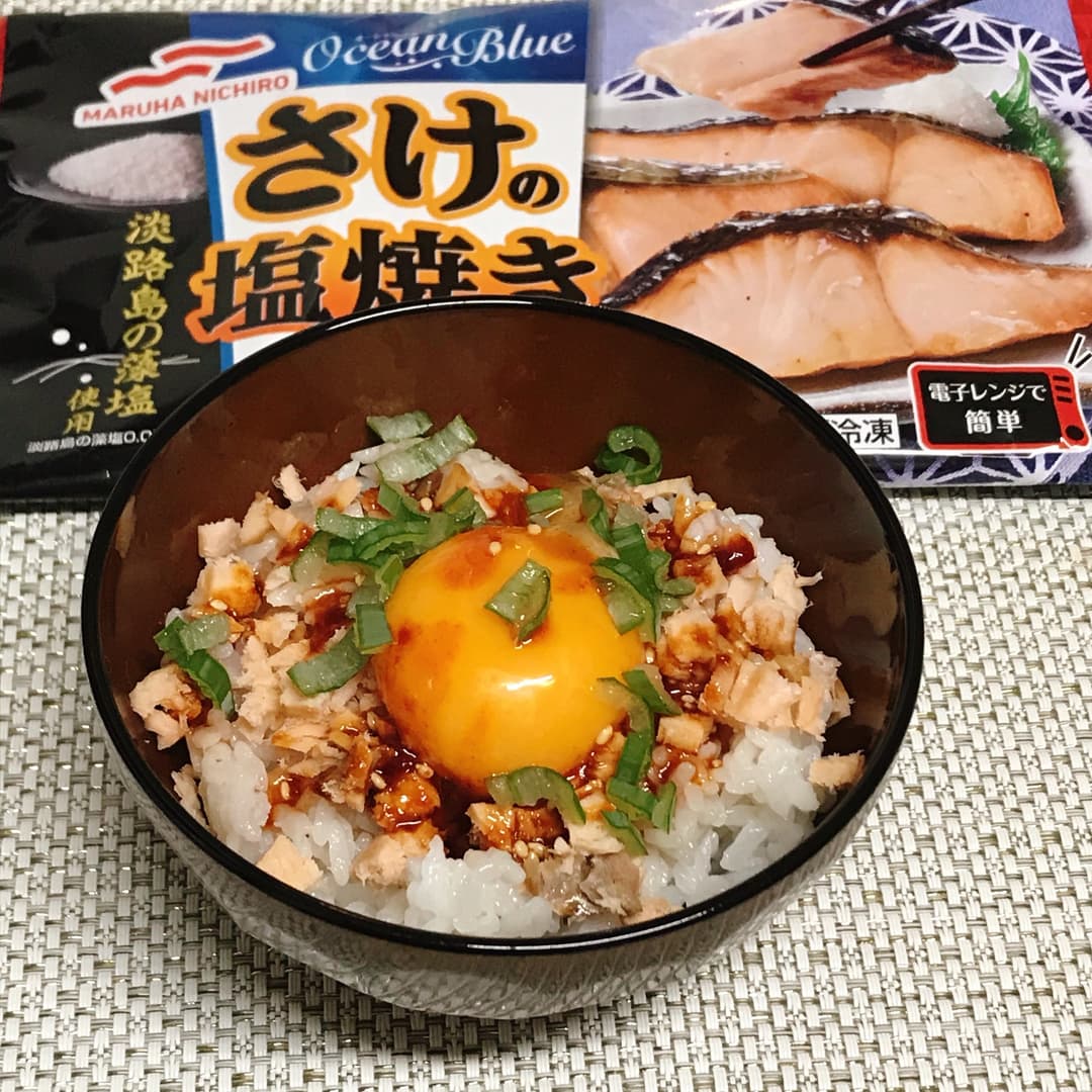 コチュジャンダレをかけた鮭のたまごかけご飯の完成写真