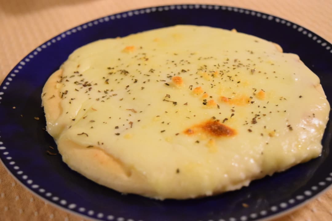 やきそばピザのチーズソースがけの完成写真