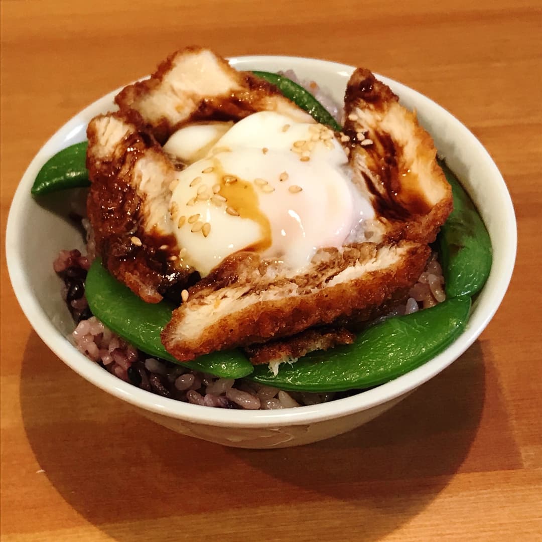 ささみソースカツの温玉丼の完成写真