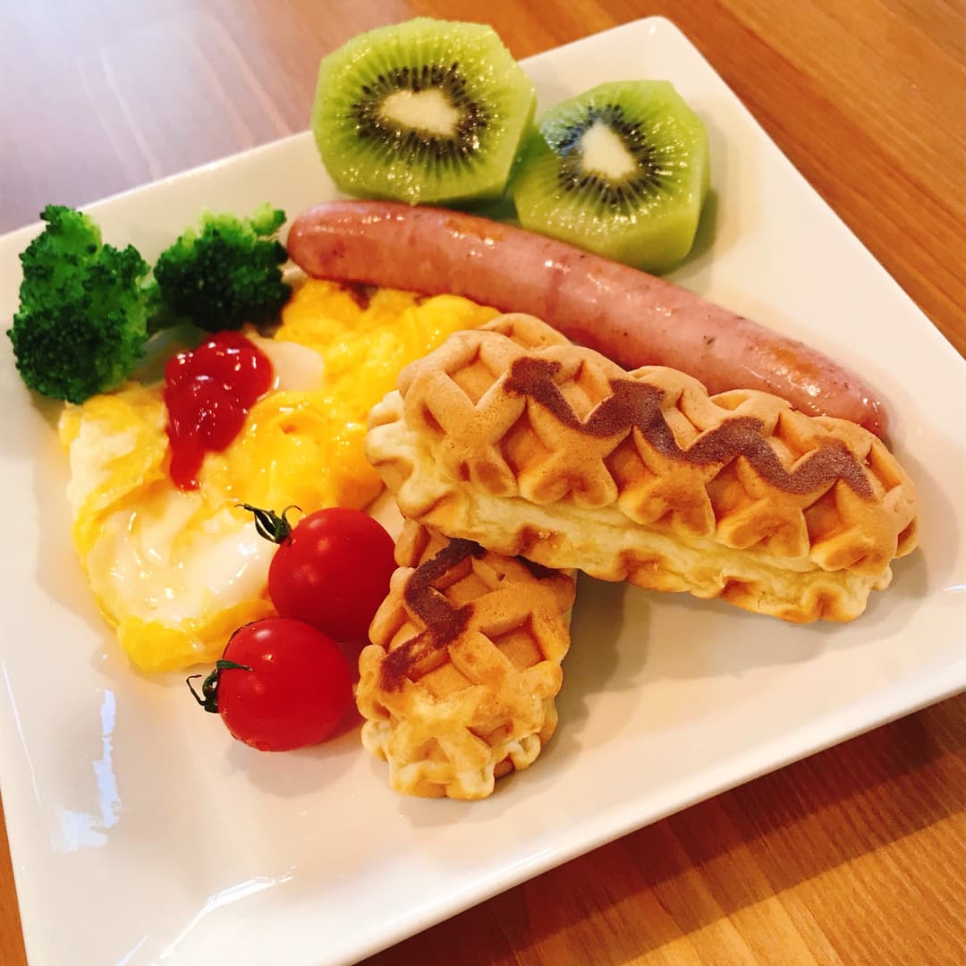 焼ワッフルの朝食プレートの完成写真
