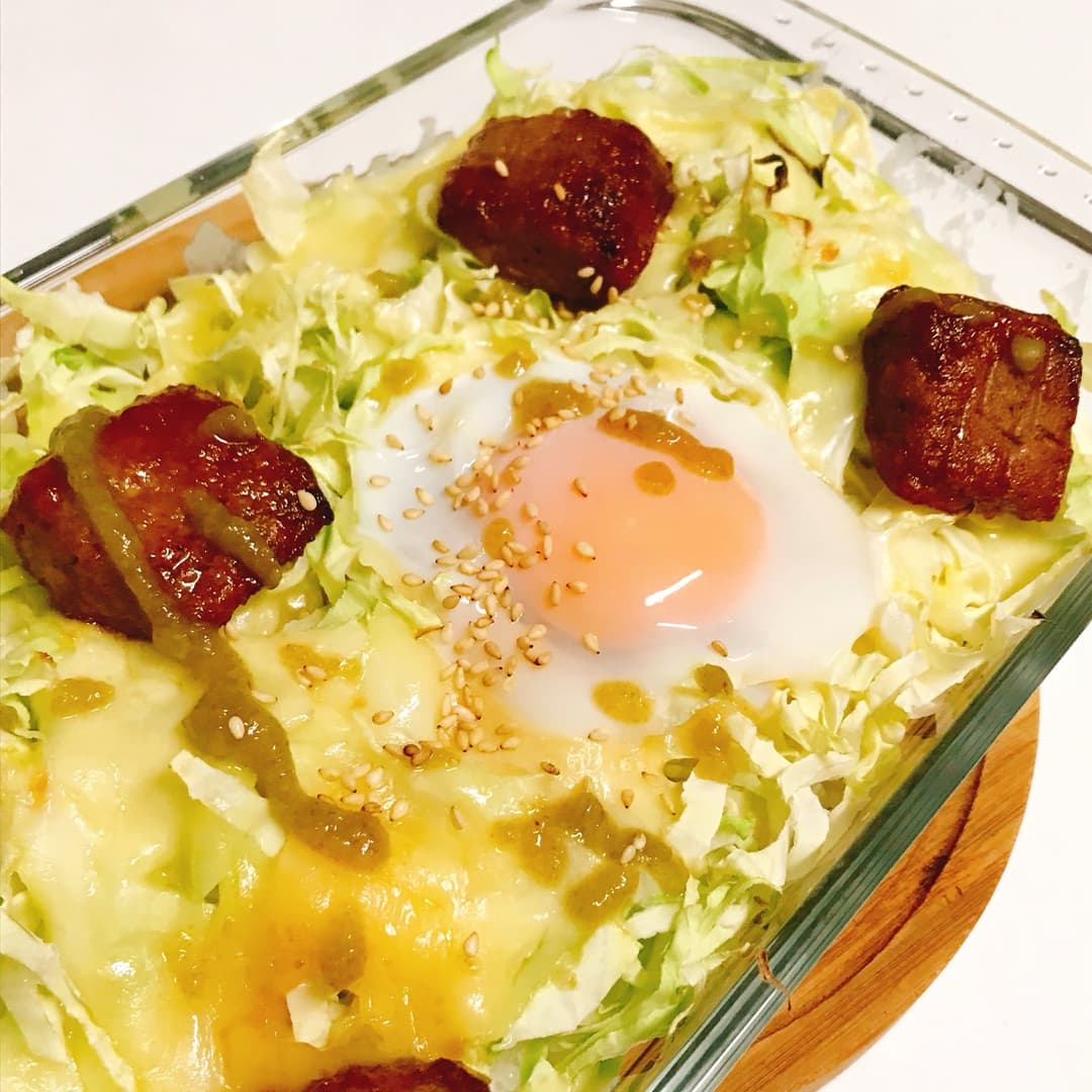サイコロステーキのチーズキャベツご飯の完成写真