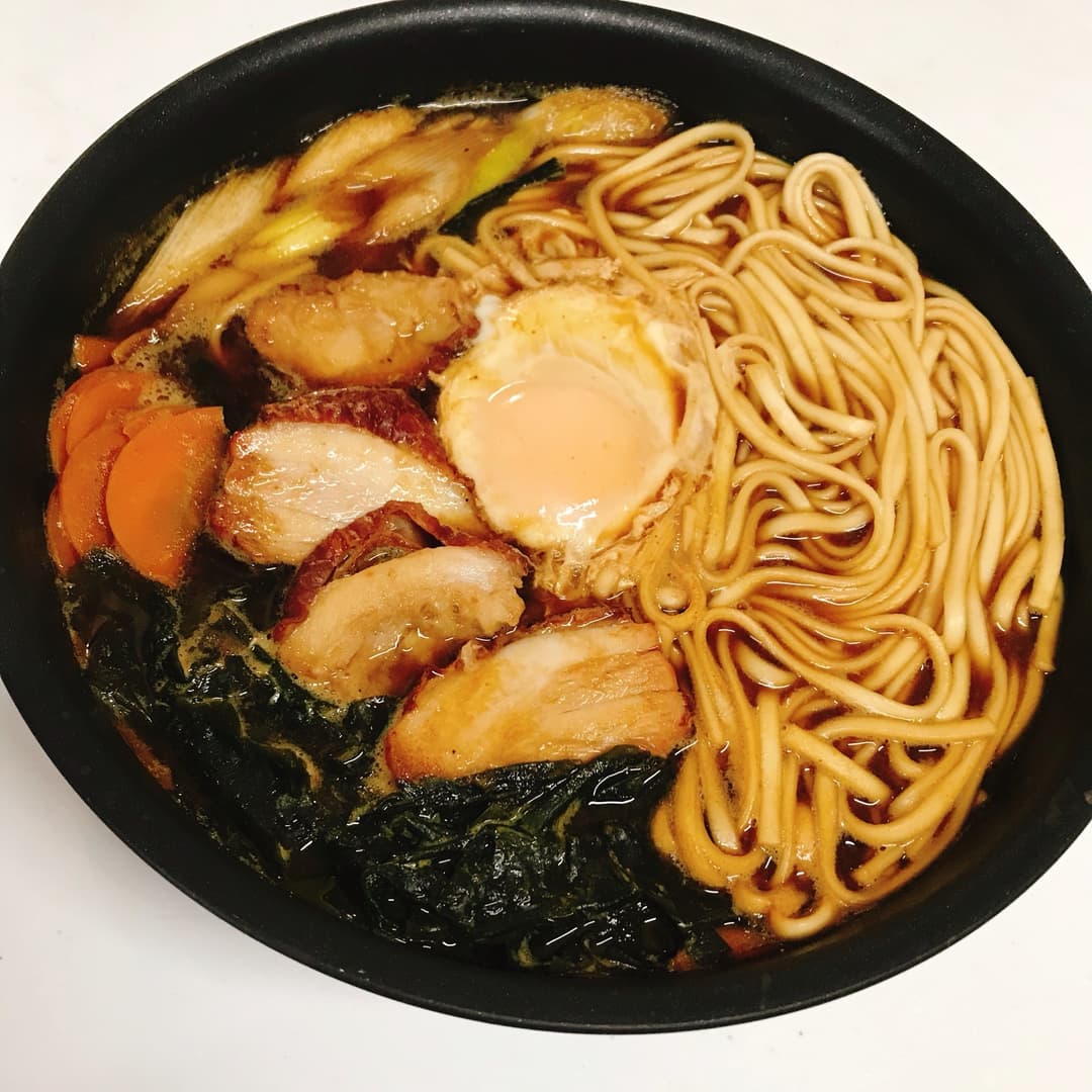 炙り焼きチキンの味噌煮込みうどんの完成写真