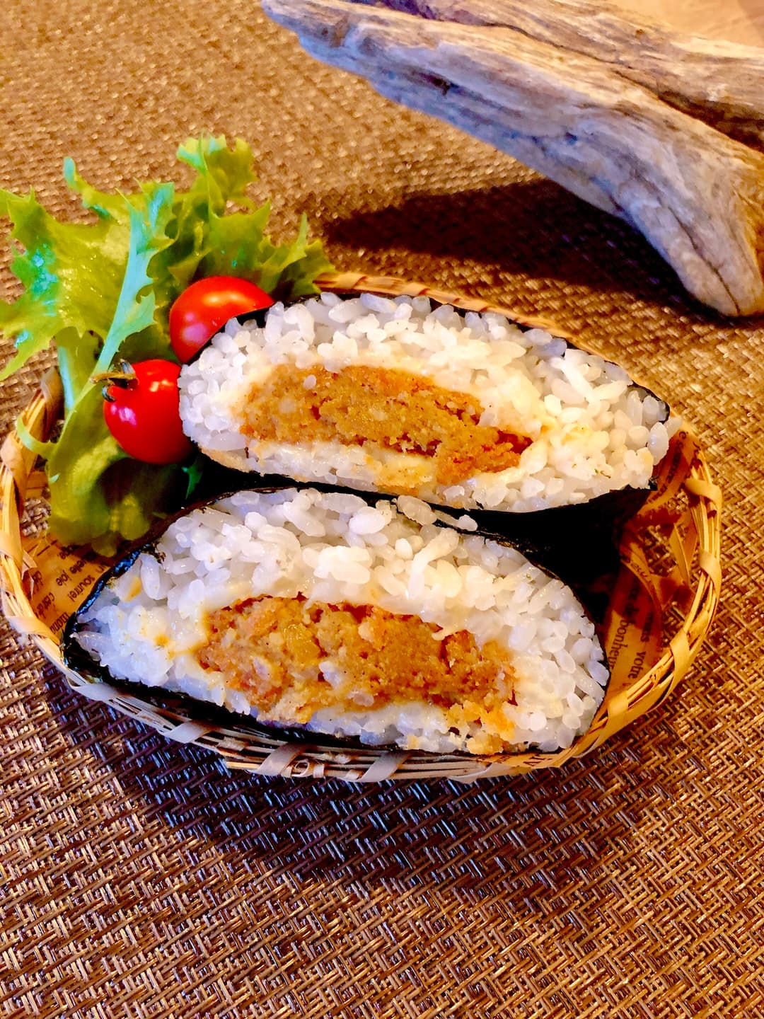 カレーコロッケのおにぎらずの完成写真