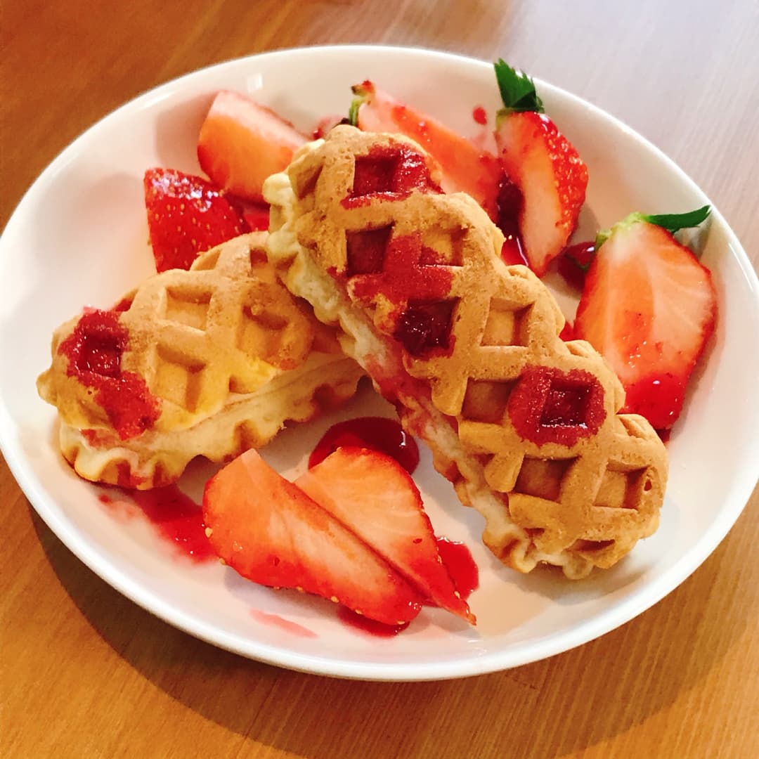 チーズワッフルといちごのデザートの完成写真