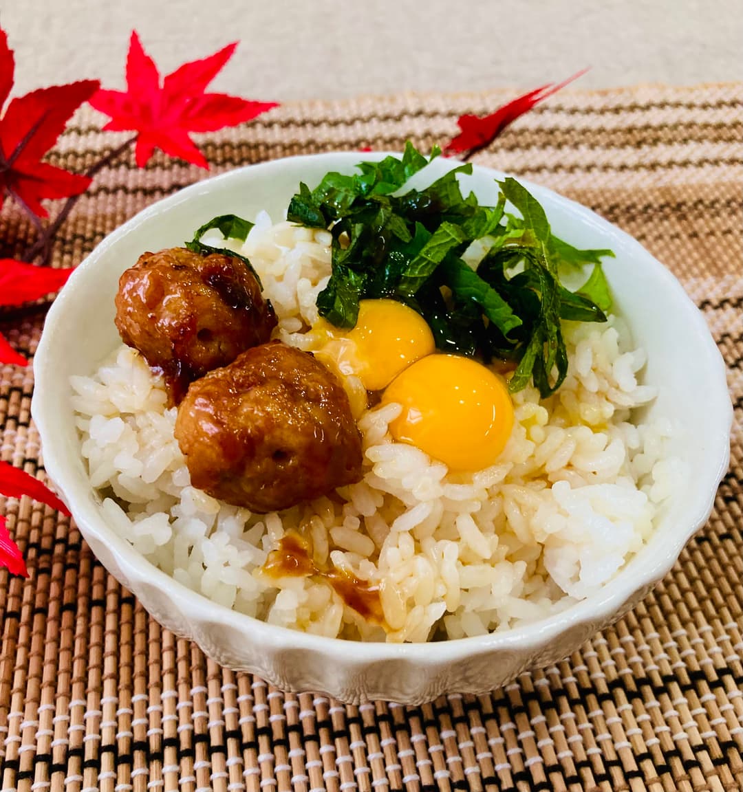 若鶏のつくねとうずら卵のミニ丼の完成写真