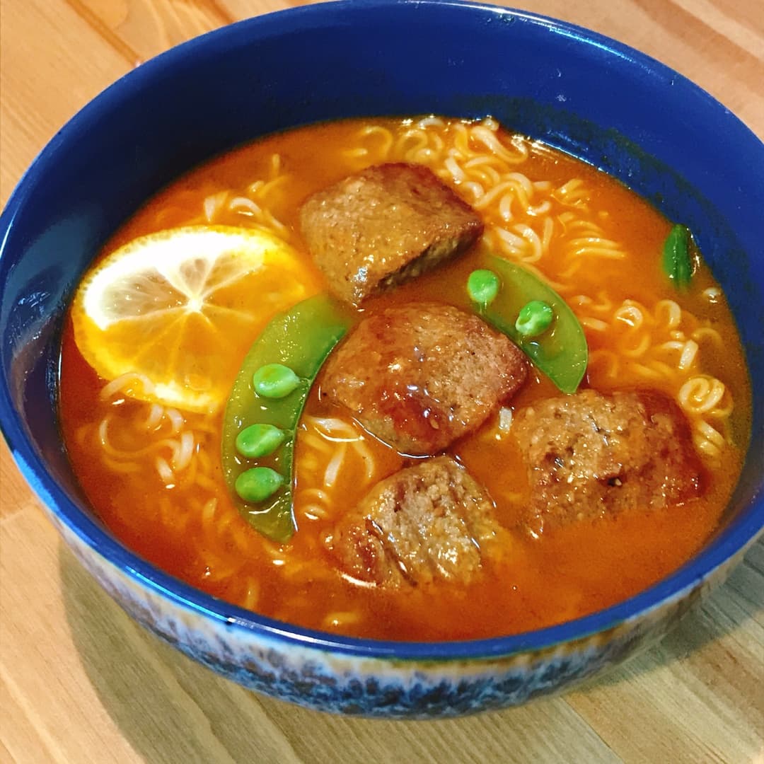 サイコロステーキの和風トムヤムラーメンの完成写真