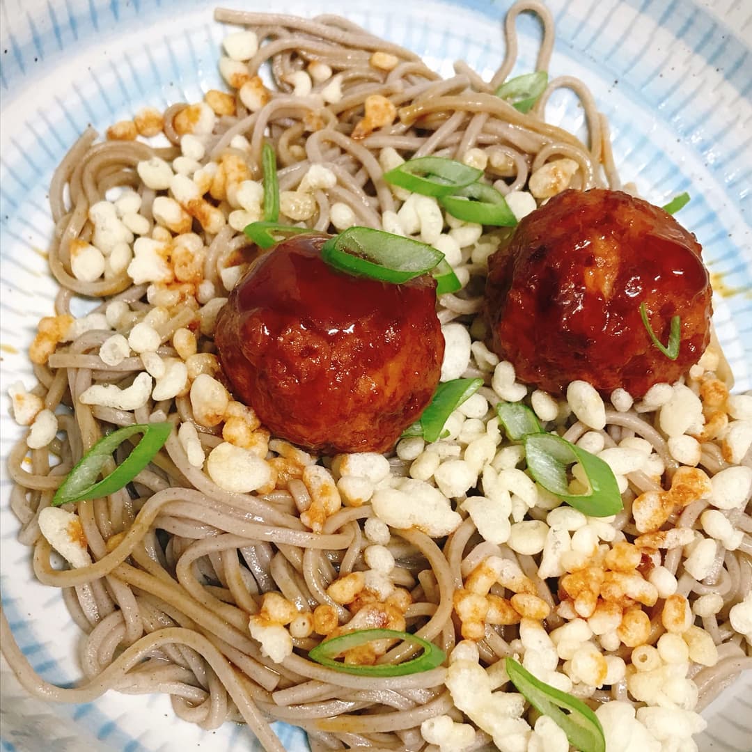 ごま油が香る甘酢肉団子のぶっかけそばの完成写真