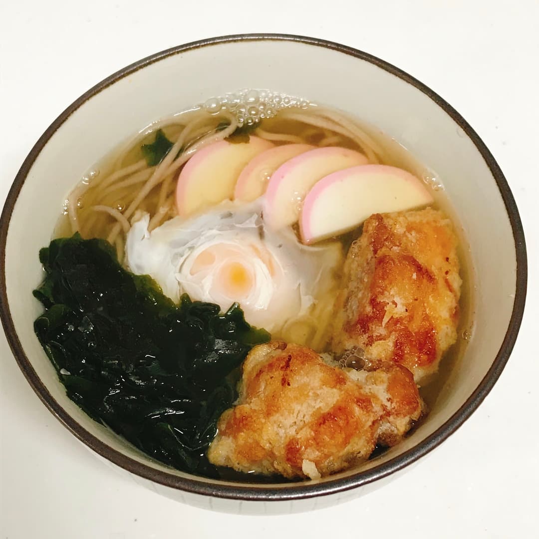 若鶏タツタの月見そばの完成写真