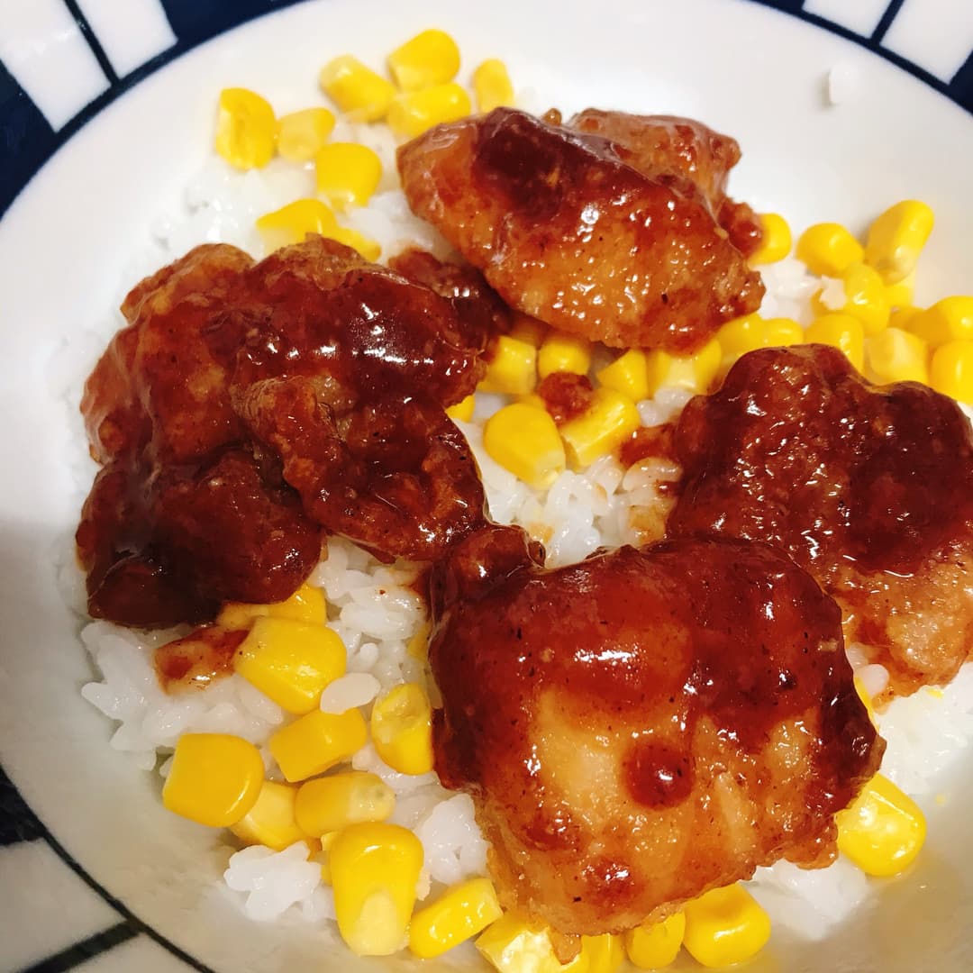 若鶏タツタのデミグラ丼の完成写真