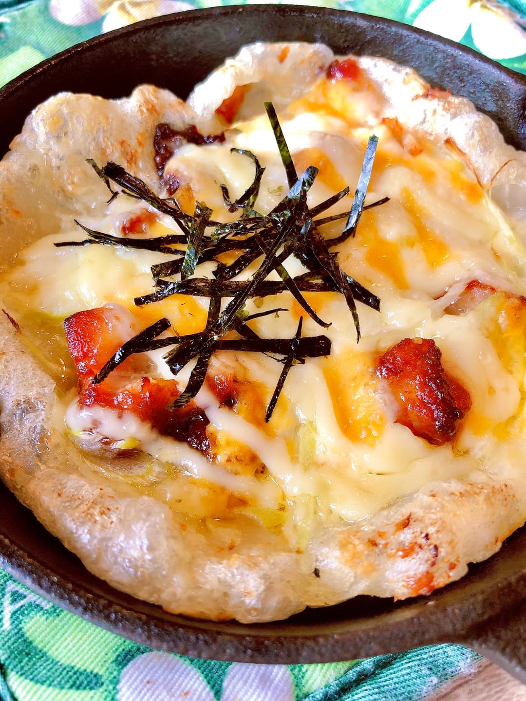 照り焼きチキンの餅ピザの完成写真