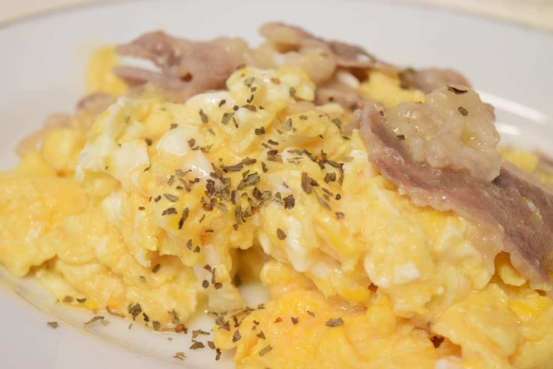 牛カルビ焼肉のスクランブルエッグの完成写真