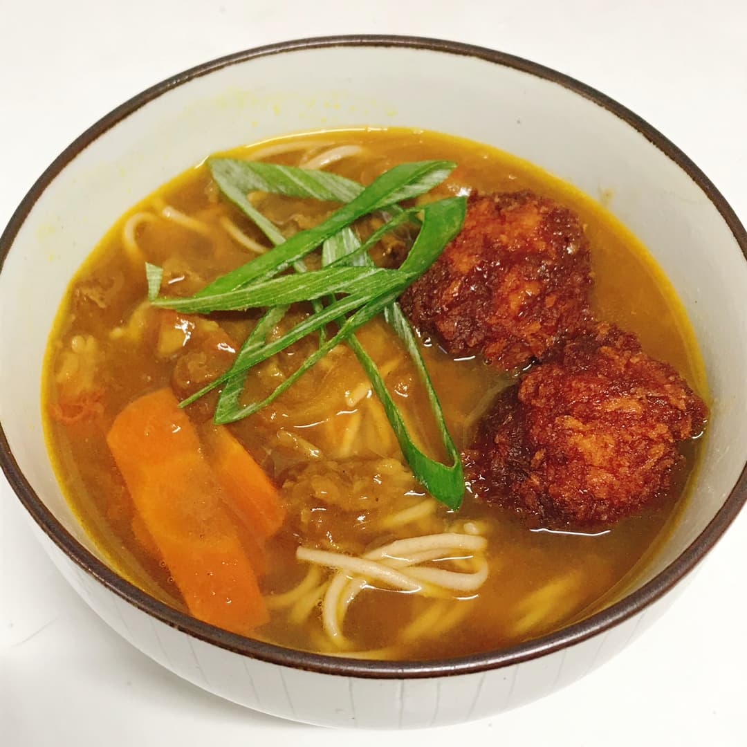 名古屋みそカツカレーそばの完成写真