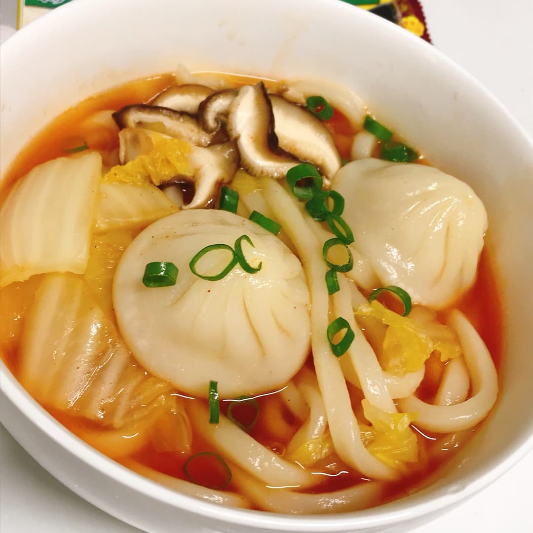 小籠包のピリ辛コチュジャンうどんの完成写真