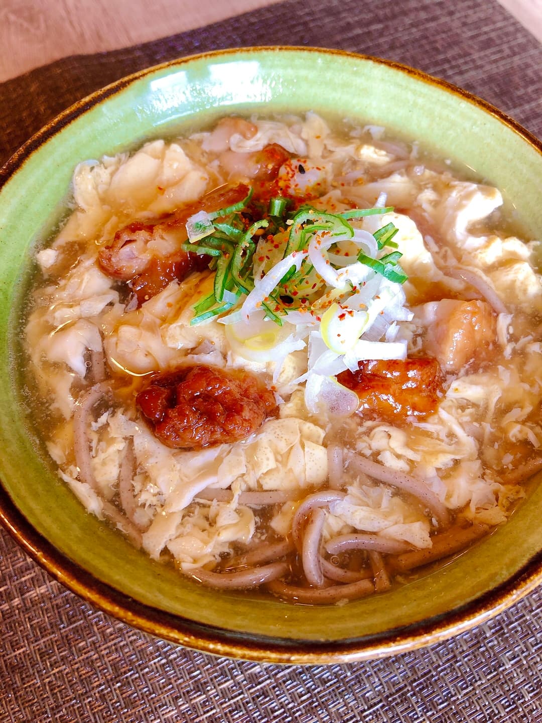 焼き鳥と卵のあんかけ蕎麦の完成写真