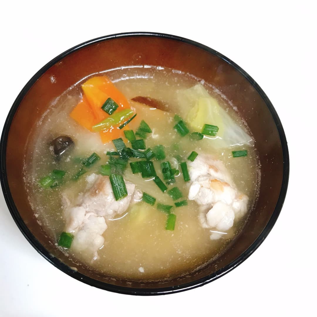 野菜がいっぱい入った豚汁の完成写真