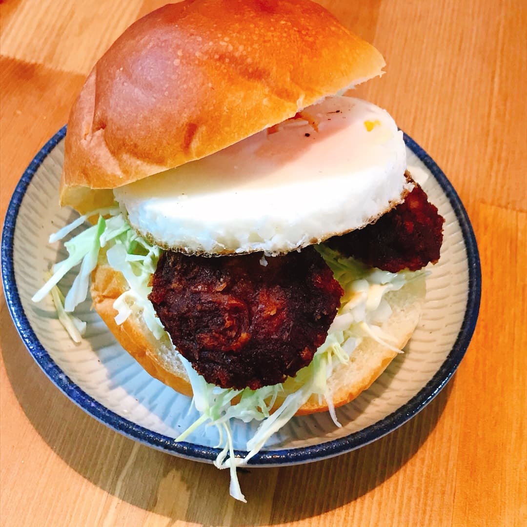 名古屋みそカツ月見バーガーの完成写真