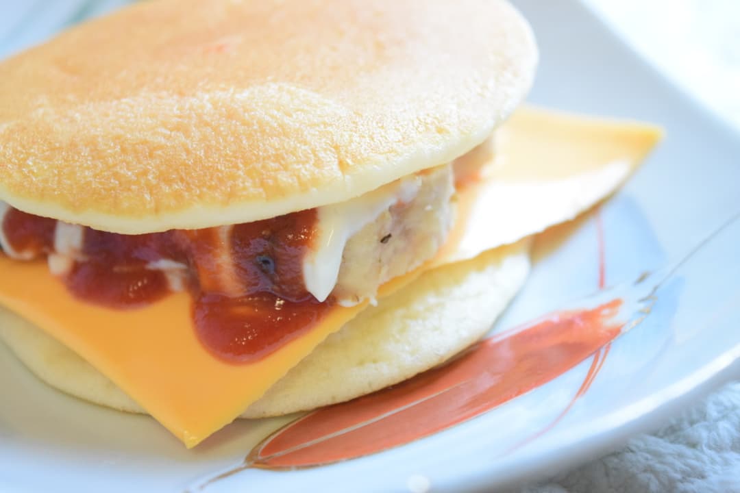 ミニパンケーキのチーズバーガー風の完成写真