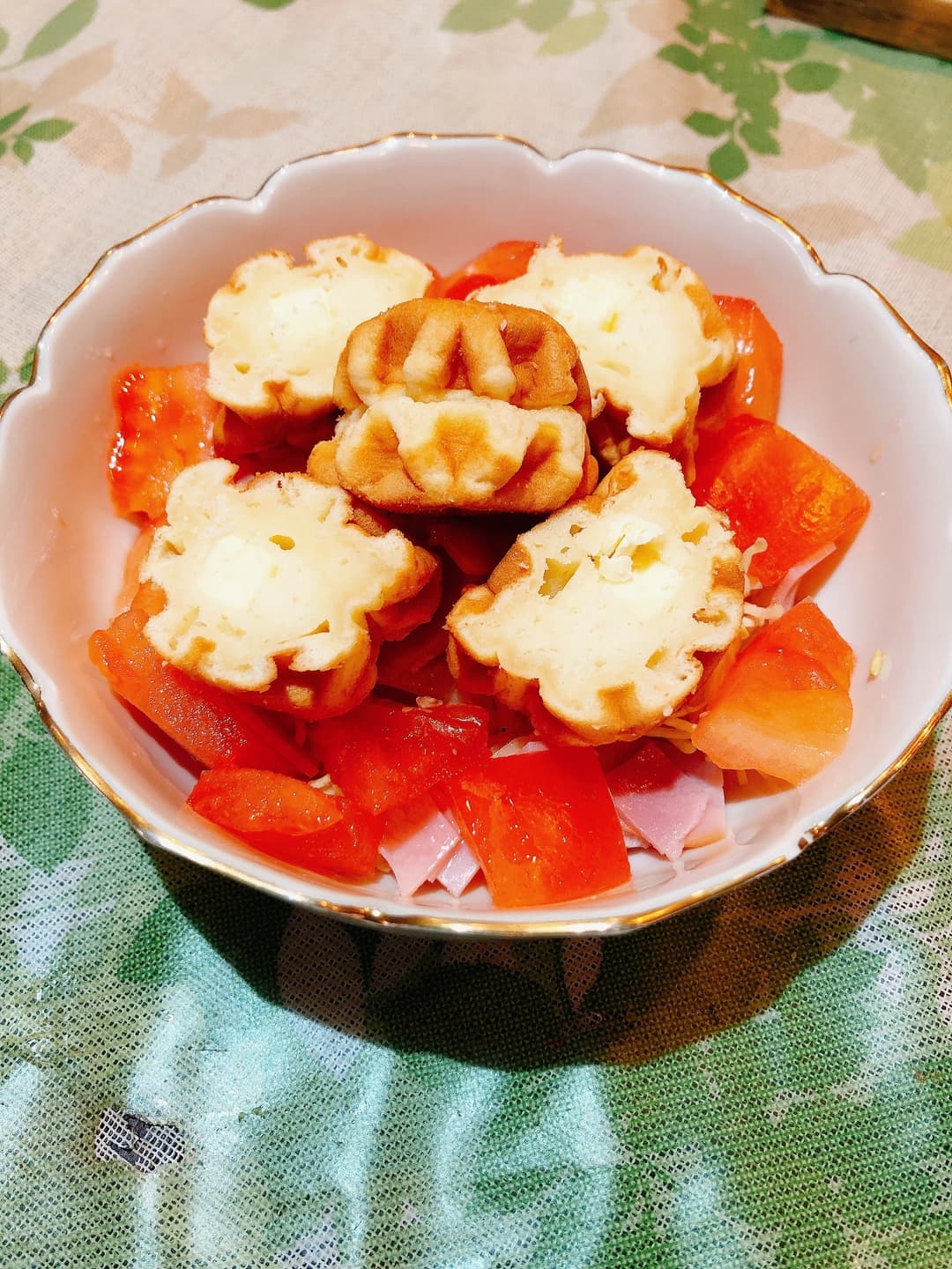 チーズワッフルと野菜のサラダの完成写真