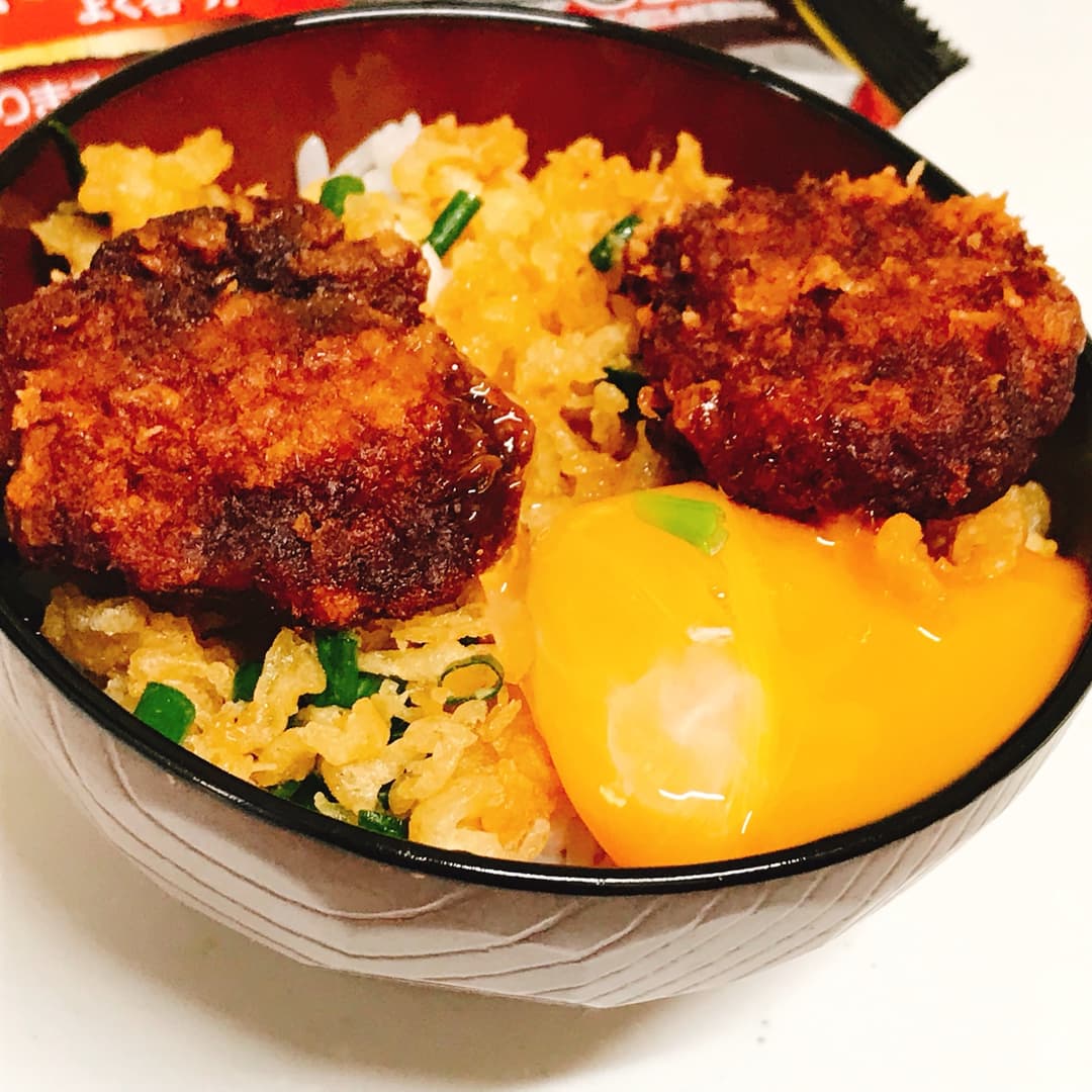 名古屋みそカツの天かす丼の完成写真