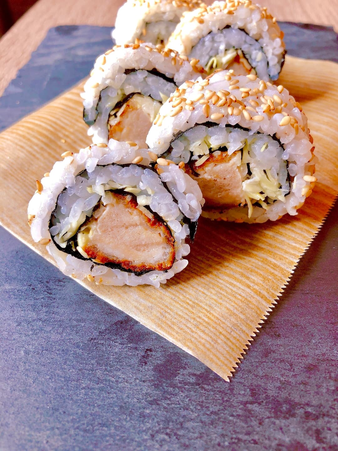 みそカツロール寿司の完成写真