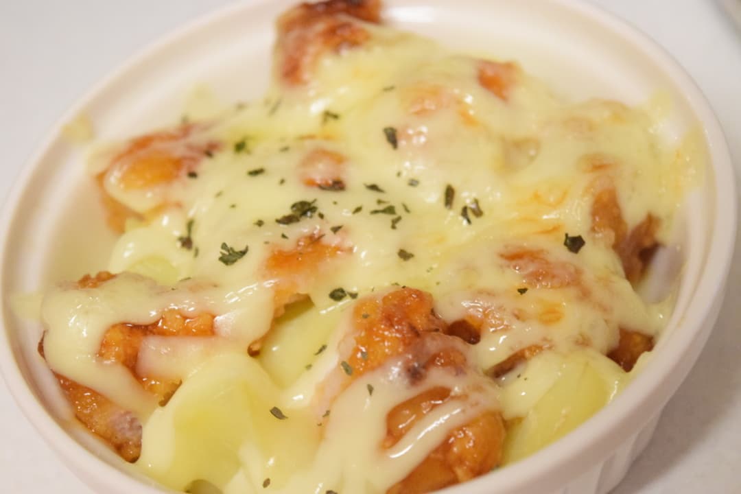 たれづけ唐揚げとポテトのマヨチーズ焼きの完成写真