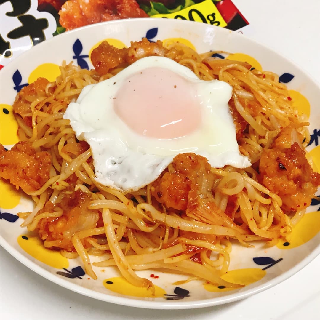たれづけ唐揚げキムチ焼きそばの完成写真