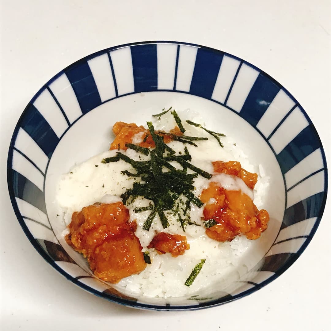 たれづけ唐揚げの山かけ丼の完成写真