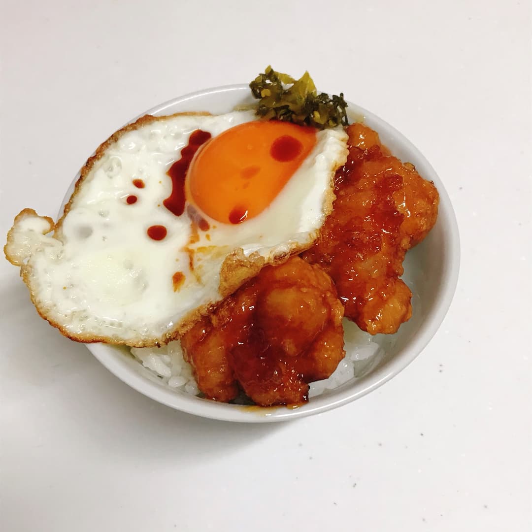 たれづけ唐揚げ目玉焼き丼の完成写真