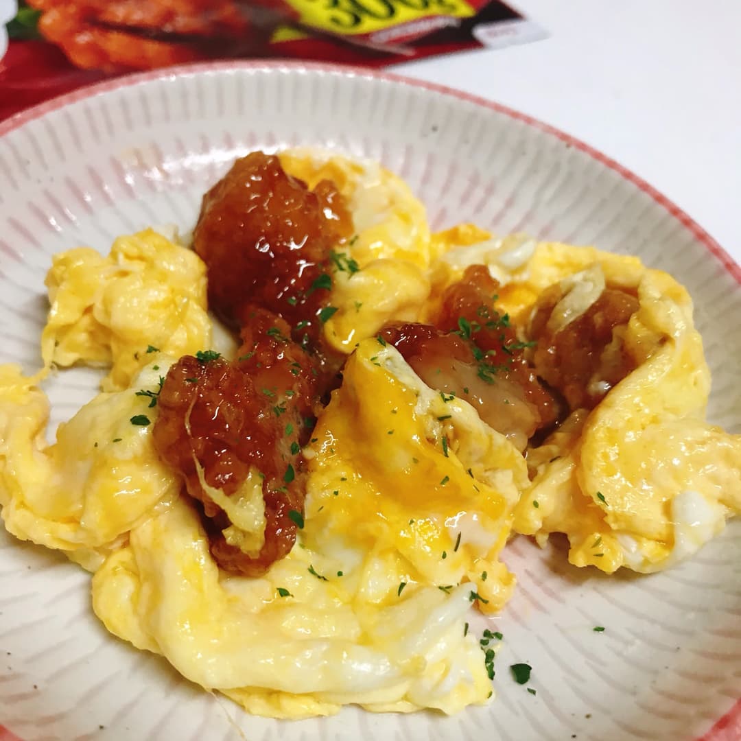 たれづけ唐揚げのスクランブルエッグの完成写真