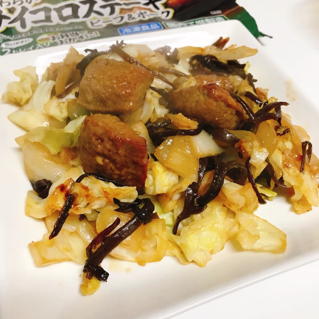 サイコロステーキときくらげの野菜炒めの完成写真