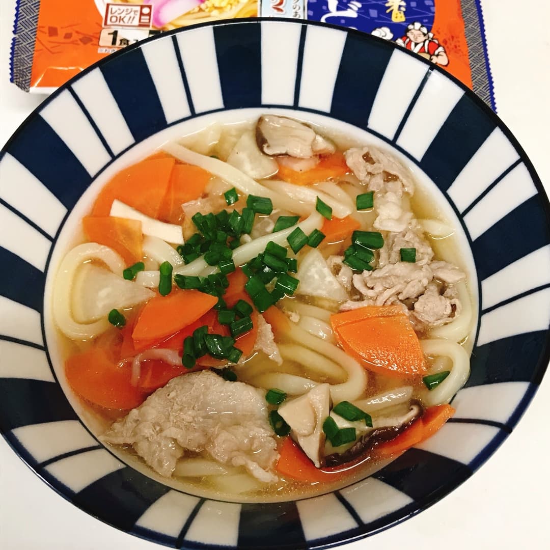 豚と根菜の田舎うどんの完成写真