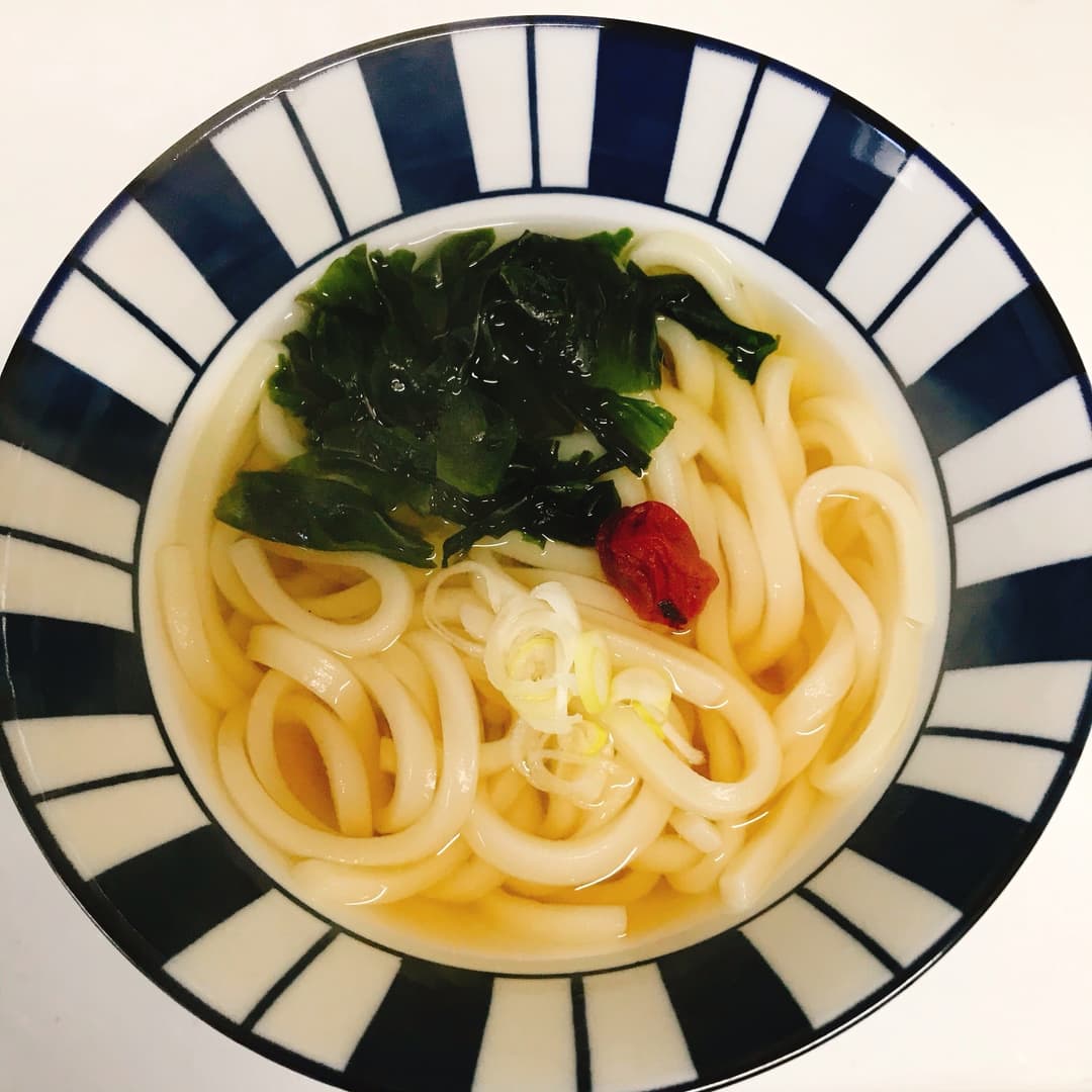 いりこだしの梅わかめうどんの完成写真