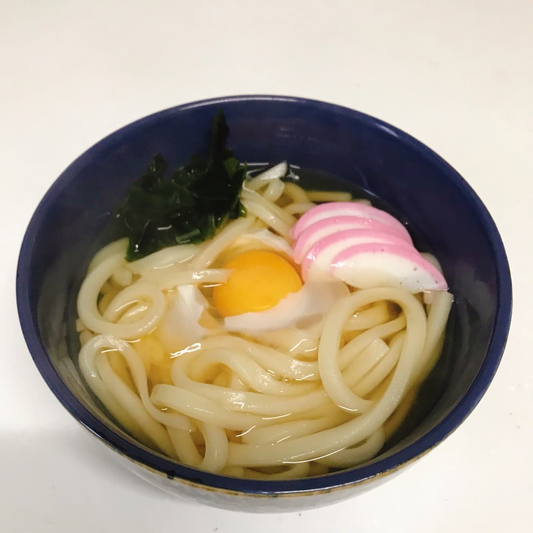 いりこだしの月見うどんの完成写真