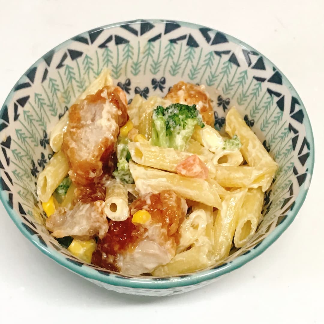 たれづけ唐揚げとミックスベジタブルのパスタサラダの完成写真