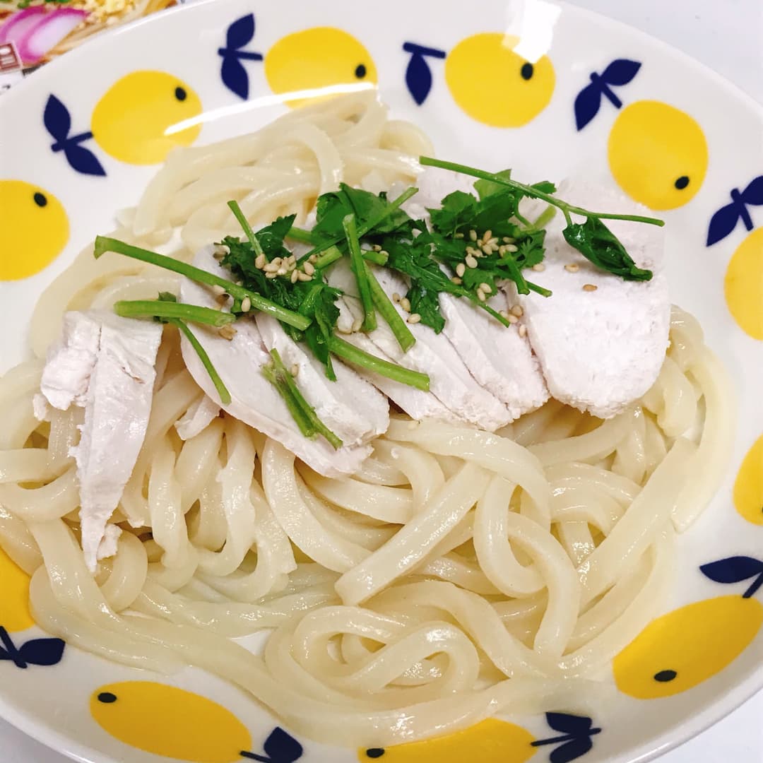 鶏とパクチーのサラダうどんの完成写真