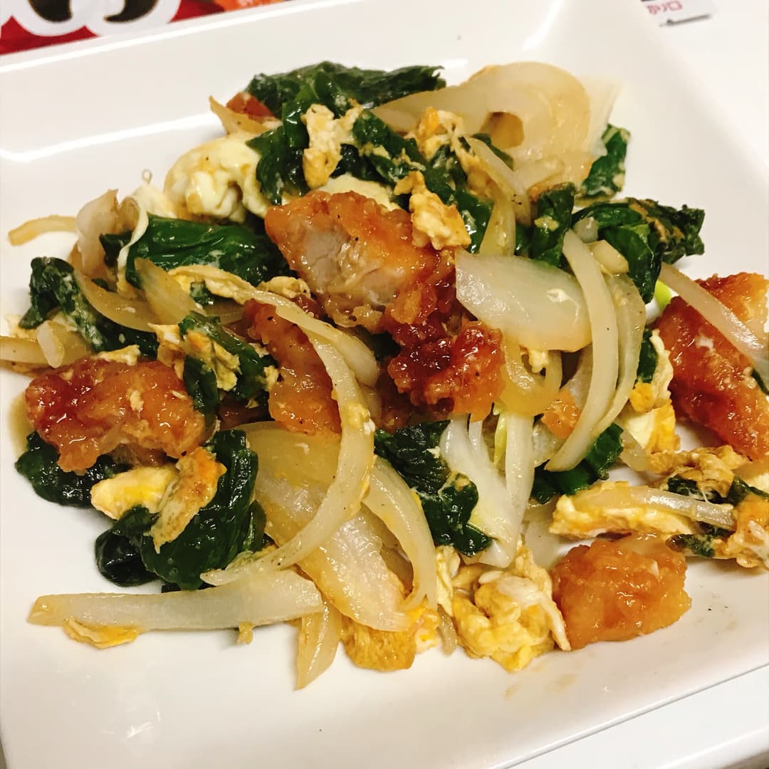 たれづけ唐揚げと玉ねぎの野菜炒めの完成写真