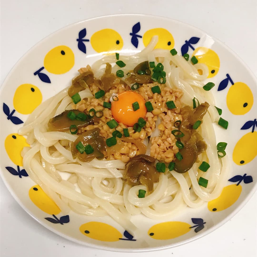 いりこだしの納豆ザーサイうどんの完成写真
