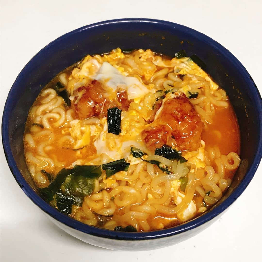 たれづけ唐揚げの旨辛ラーメンの完成写真