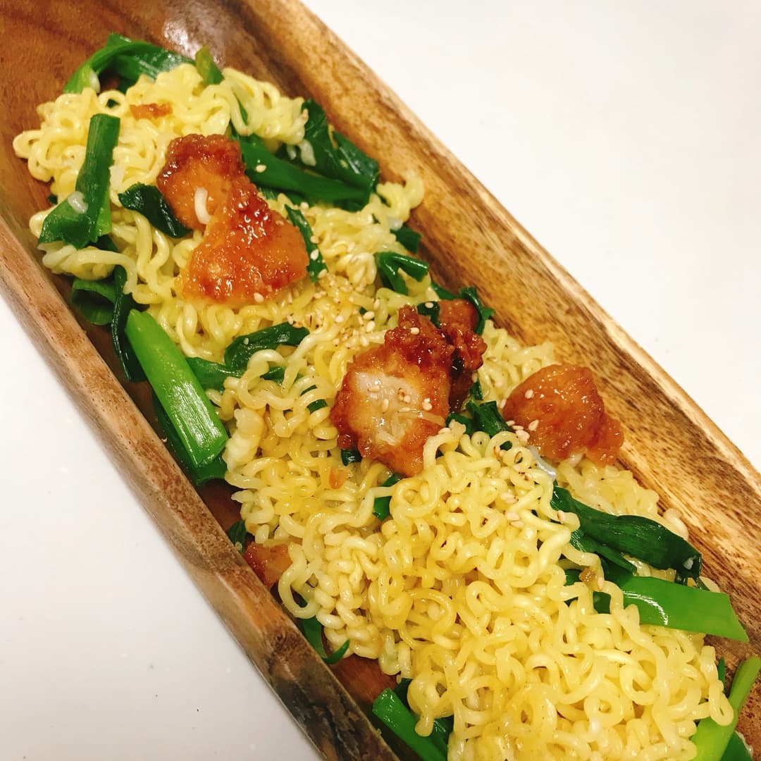 たれづけ唐揚げのサリ麺ネギ焼きそばの完成写真