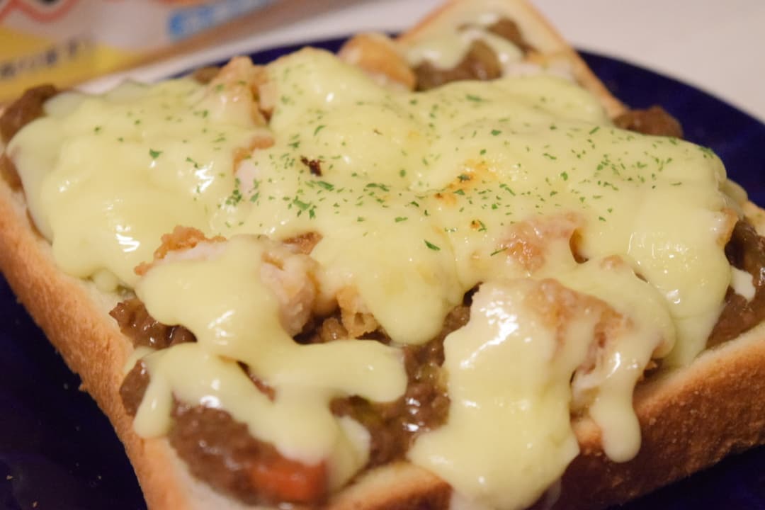から揚げカレートーストの完成写真