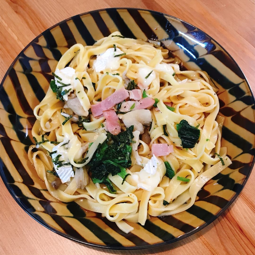 カマンベールチーズを絡めた舞茸とベーコンのバター醤油生パスタの完成写真