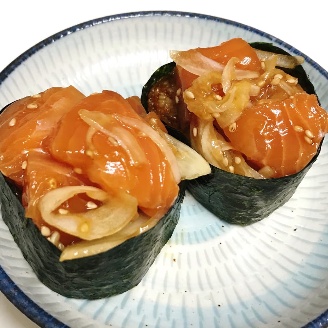 サーモンポキ焼おにぎりの完成写真
