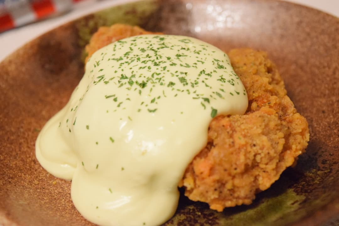 クリームチーズソースのフライドチキンの完成写真