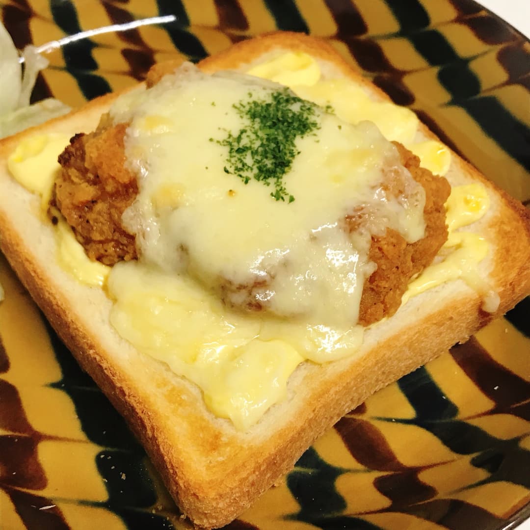 骨なしフライドチキンのチーズトーストの完成写真