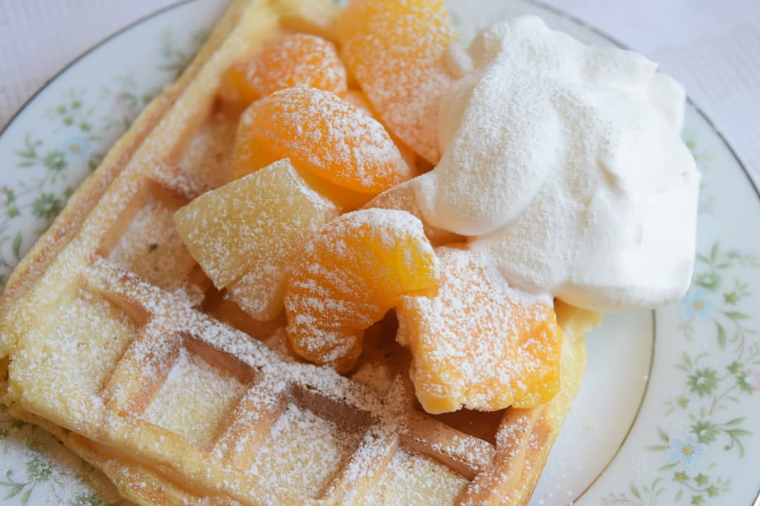 アップルマンゴーとホイップクリームのパンケーキの完成写真