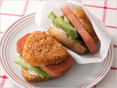 大きな大きな焼きおにぎりのライスバーガーの完成写真